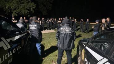 Policiais civis em um briefing