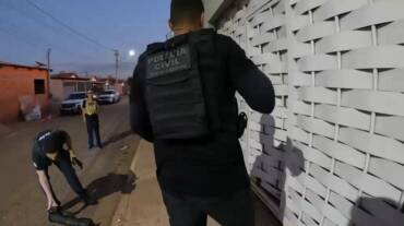 Polícia civil durante operação