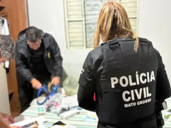 Policiais civis trabalhando