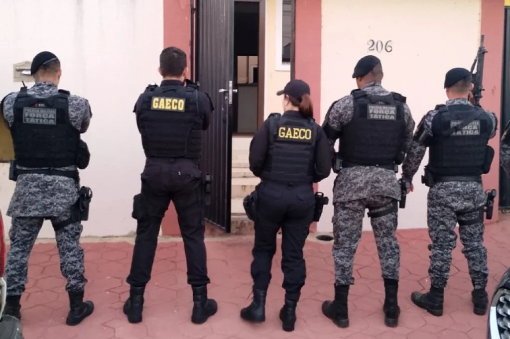 Policiais da Força Tática e Gaeco posando para foto