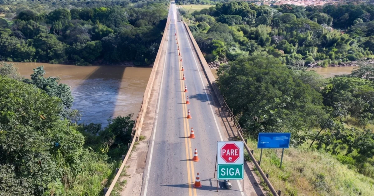 Veículos trafegando na Rodovia dos Imigrantes em Mato Grosso