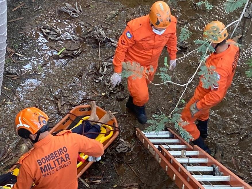 Homem é resgatado após cair em rede pluvial em Rondonópolis