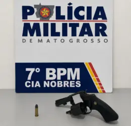 Foto do revolver apreendido em Nobres ao lado de munição