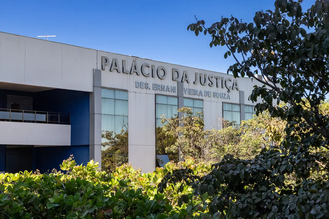 Foto tirada do Palácio da Justiça por de trás de árvores