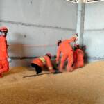 Corpo de Bombeiros resgata trabalhador soterrado por carga de milho em Castanheira