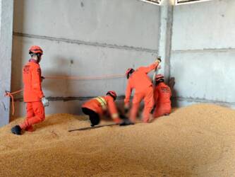 Bombeiros resgatando corpo de trabalhador soterrado
