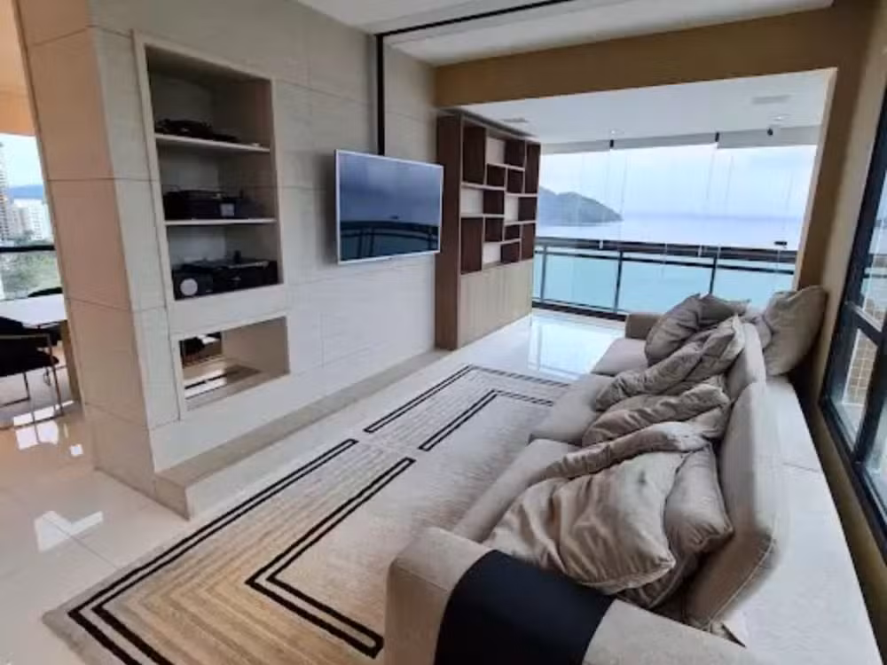 Apartamento de Robinho tem espaço gourmet com vista para a orla de Santos