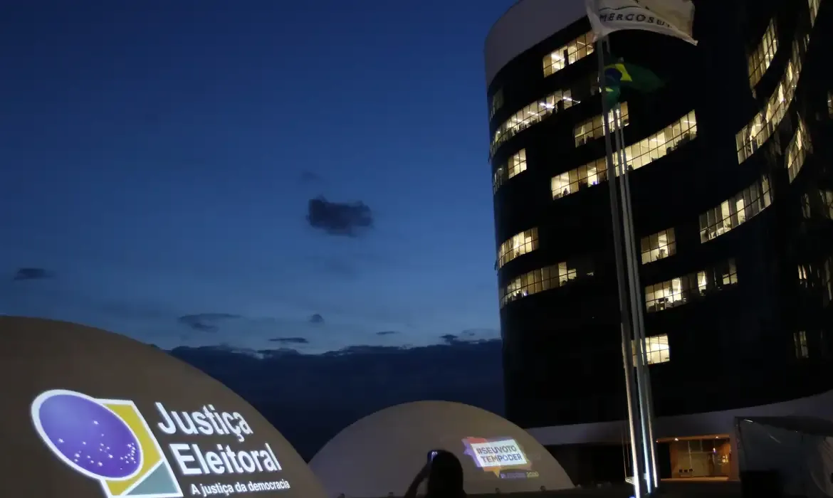 TSE investiga filiação de Flávio Bolsonaro ao Missão
