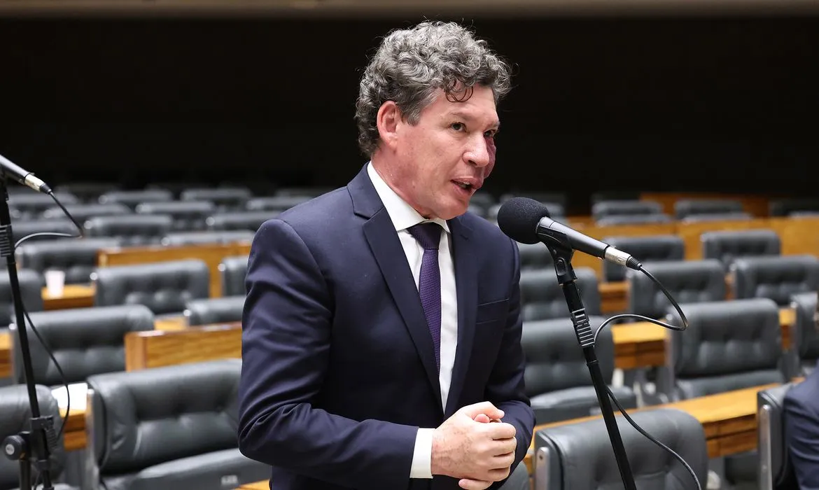 Taxa das blusinhas avança no Congresso com nova comissão