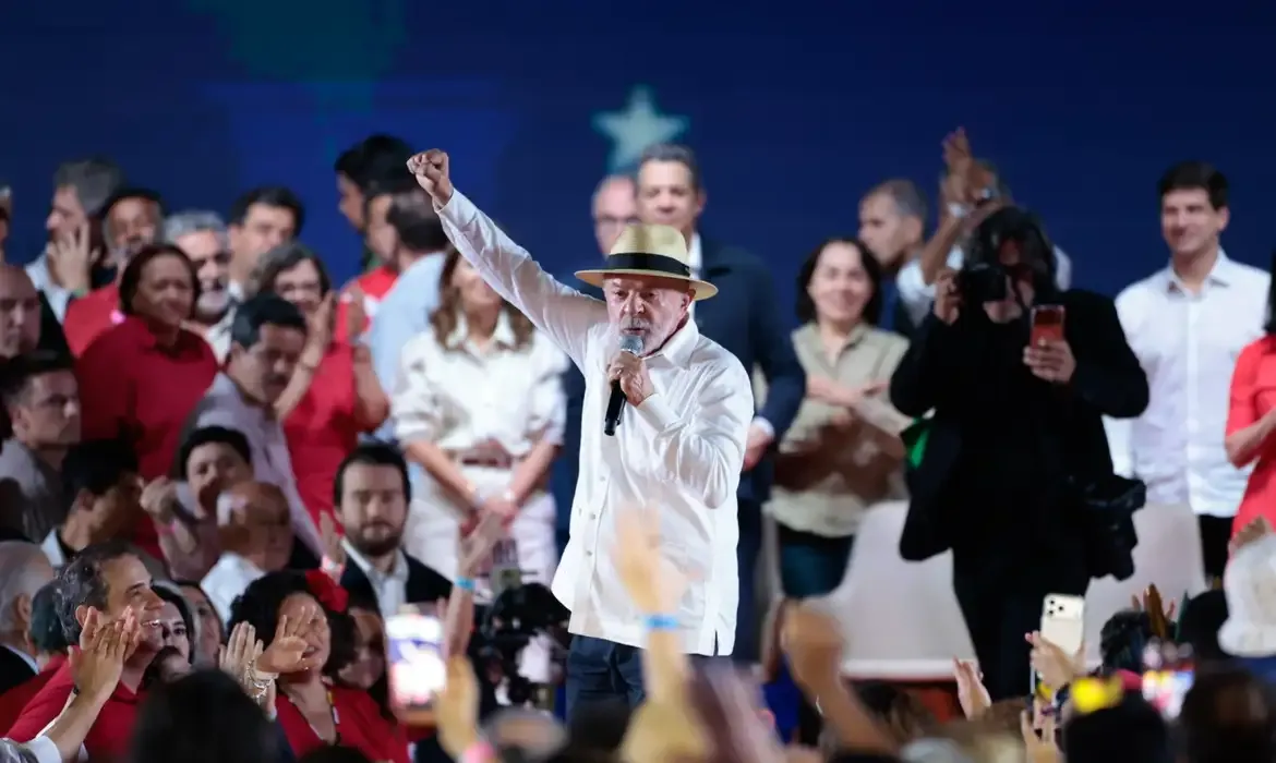 Lula oficializa candidatura à Presidência com Alckmin como vice