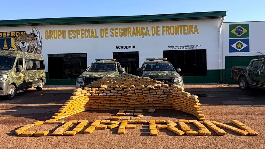 364 quilos de drogas empilhados em frente de viaturas da Gefron em Pontes e Lacerda
