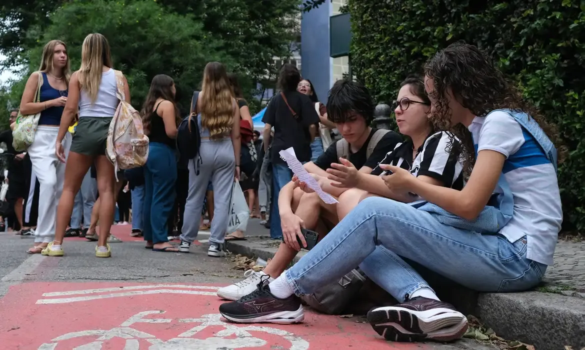 Saeb 2025 mostra avanço, mas matemática preocupa