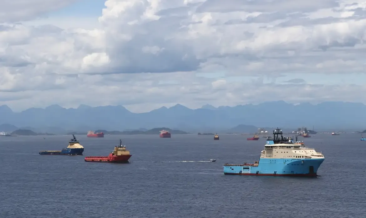Resíduos motivam denúncia do MPF por danos à Baía de Guanabara