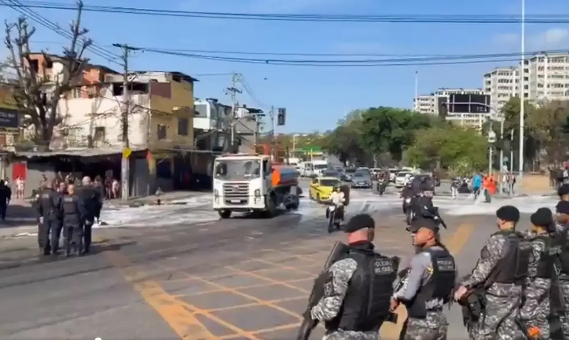 Manifestações bloqueiam vias do Rio após operação policial
