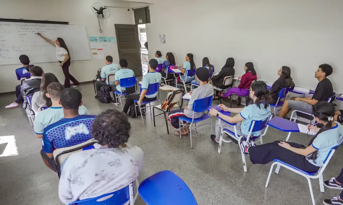Pagamento do Pé-de-Meia começa nesta segunda-feira (24)