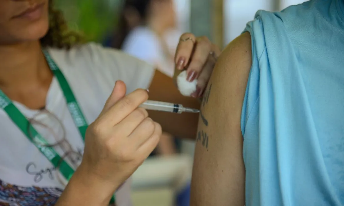 Multivacinação terá Dia D neste sábado em todo o país