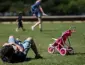 Pais estão menos presentes na criação dos filhos, diz estudo