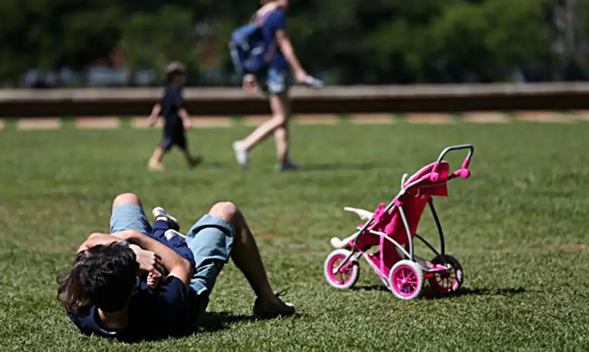 Pais estão menos presentes na criação dos filhos, diz estudo