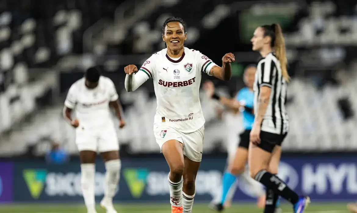 Fluminense vence Botafogo e mantém sonho no Brasileirão