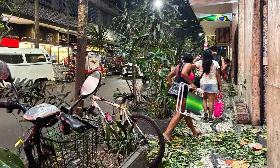 Ventania faz Rio antecipar fim de atividades