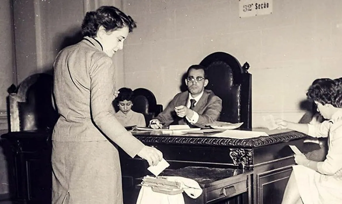 Voto resistiu à misoginia histórica e segue sob ataques no Brasil