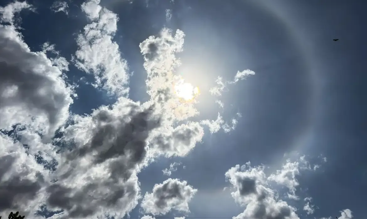 Halo solar encanta moradores do Centro-Oeste