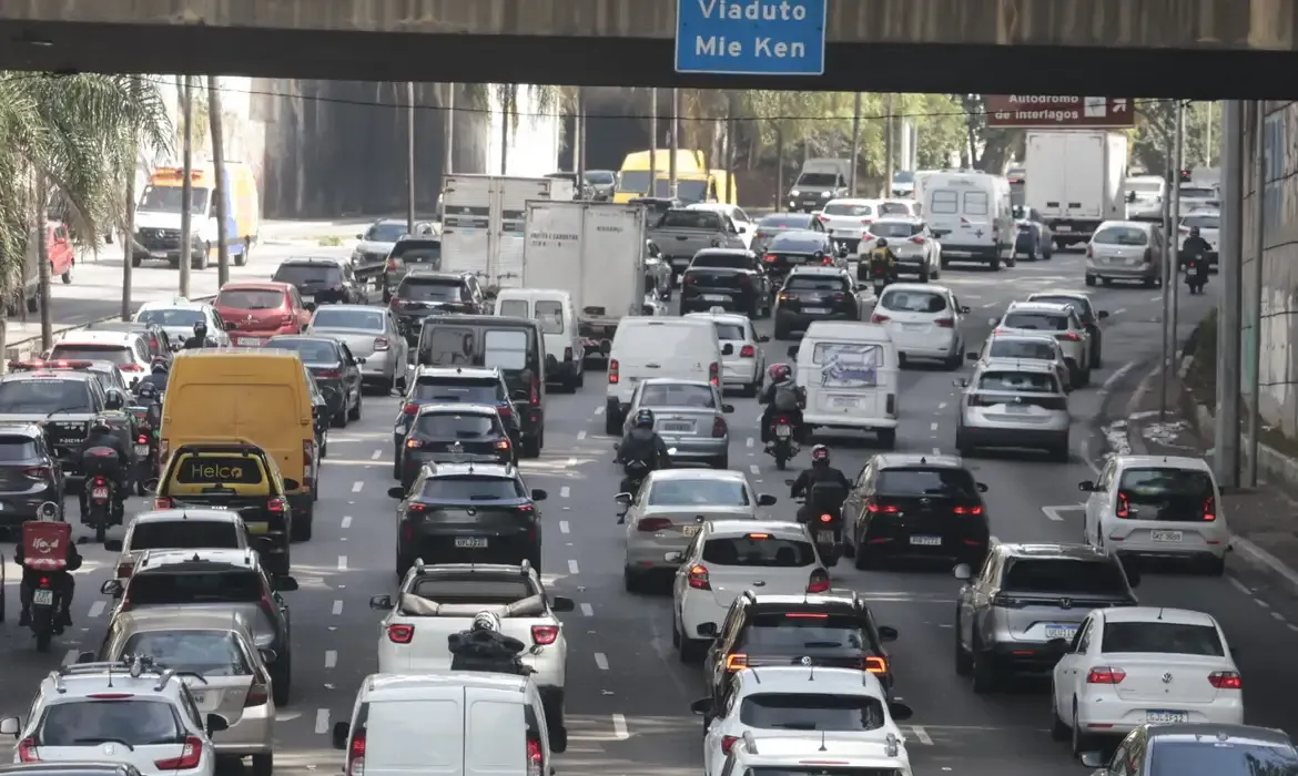 Greve afeta passageiros e provoca trânsito intenso em SP