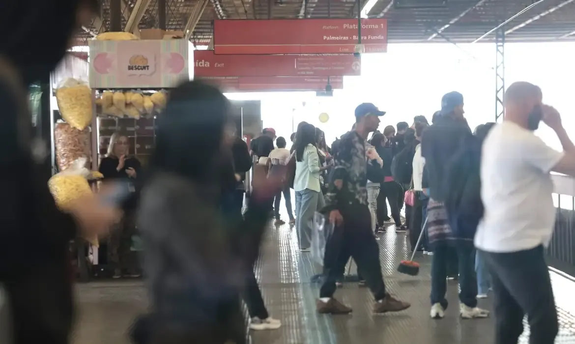 Greve dos ferroviários da CPTM continua por empregos