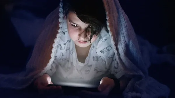 Redes sociais aumentam riscos à saúde mental de jovens