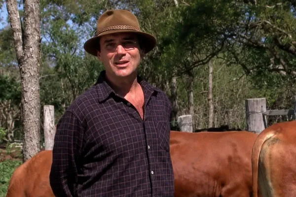 Almir Sater mantém gado em fazenda no Pantanal
