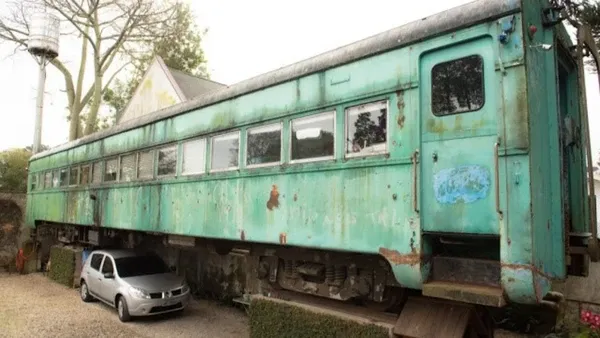 Vagão de trem virou casa e escritório em Curitiba