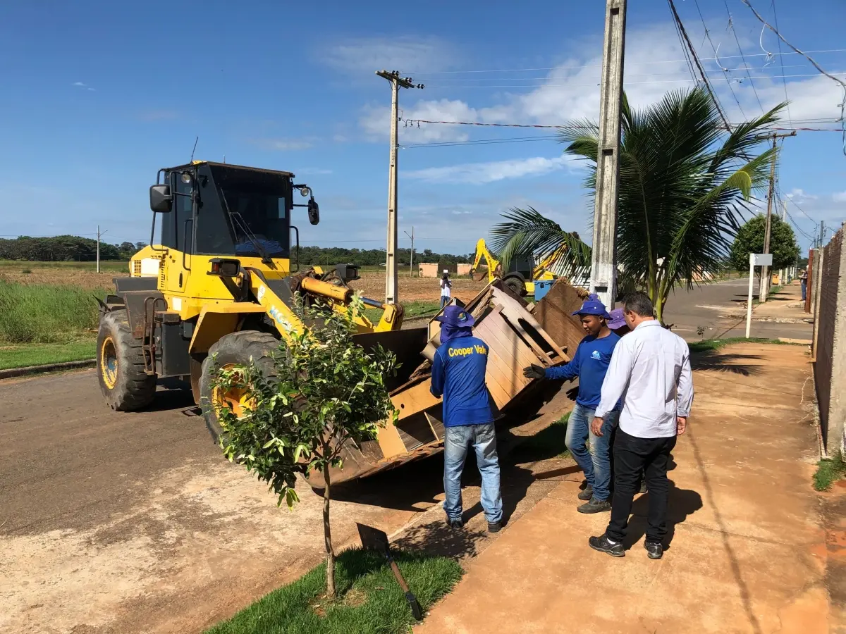 Ação integrada entre diversas secretarias municipais terá início no Jardim Primaveras e seguirá por outros bairros, com recolhimento de resíduos, fiscalização de terrenos e medidas para eliminar focos do mosquito Aedes aegypti.