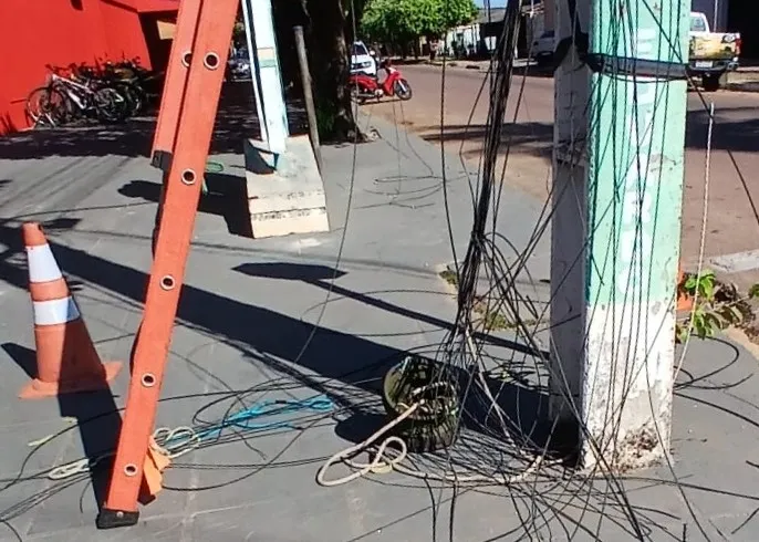 Operação ‘Cidade Limpa’ já retirou mais de 2,6 toneladas de cabos em desuso das avenidas de Sinop