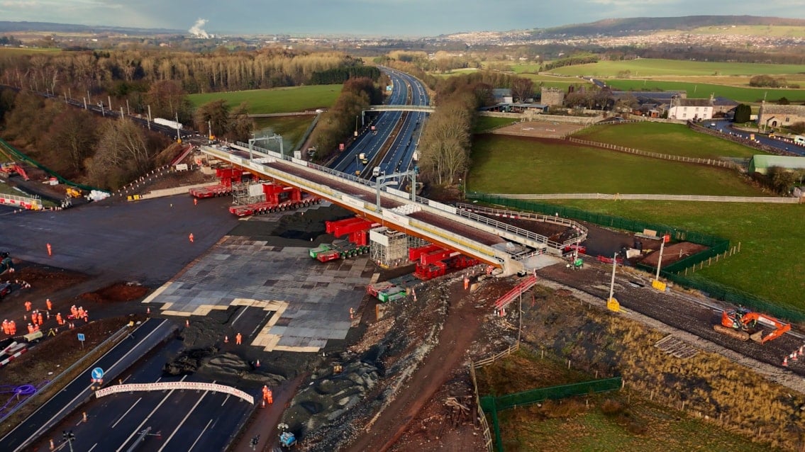 Engenharia impressionante: Ponte de 4.200 toneladas é transportada inteira sobre rodovia na Inglaterra