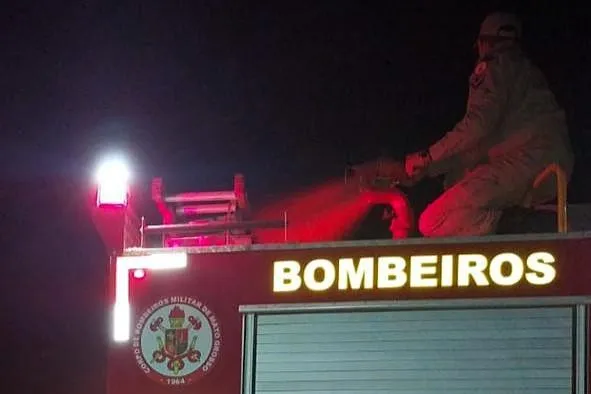 Corpo de Bombeiros combate incêndio em vegetação após fogo se espalhar de terreno baldio em Confresa