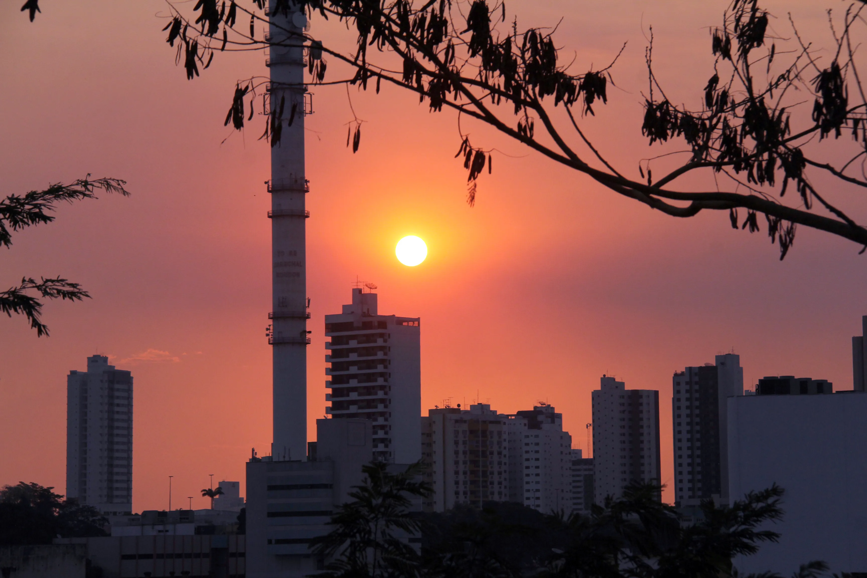 Cuiabá em alerta laranja: termômetros podem bater 40°C com umidade crítica de até 12%