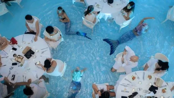 Sereias em jantar na piscina viralizam na Itália