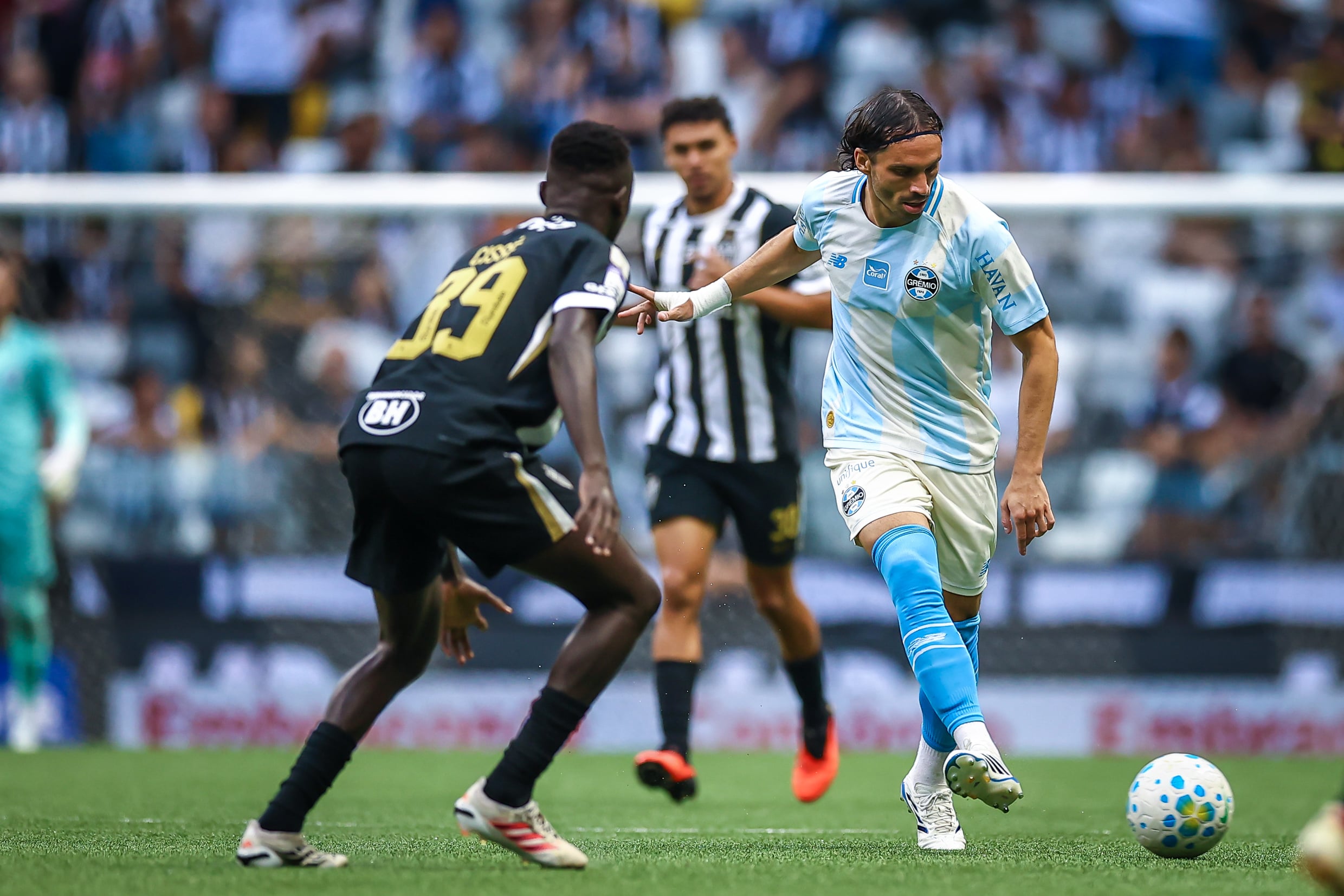 Atlético-MG atropela o Grêmio e sobe na tabela