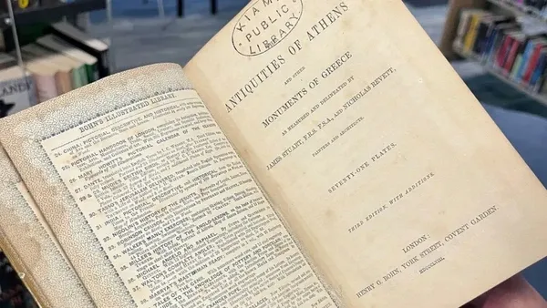 Biblioteca recebe livro devolvido após 150 anos