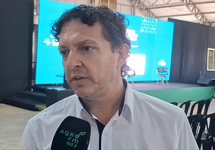 Em entrevista, o engenheiro agrônomo Juliano Norberto destaca que a prática busca resgatar o equilíbrio natural da terra, reduzir custos de produção e aliar o uso de biológicos aos insumos químicos.
