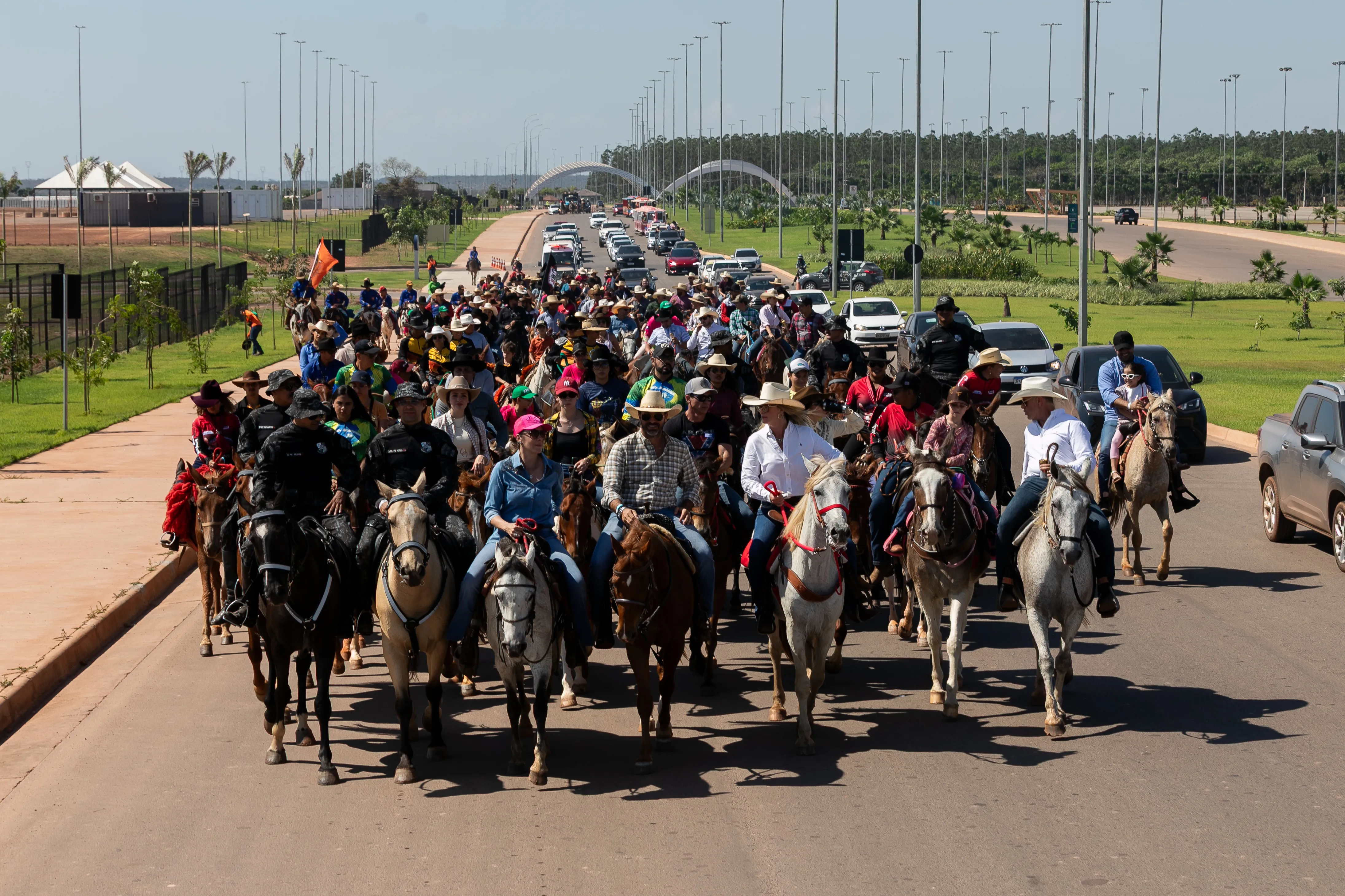 Cavalgada e Procissão de Caminhoneiros marcam domingo de fé e tradição no Mato Grosso AgroFestival