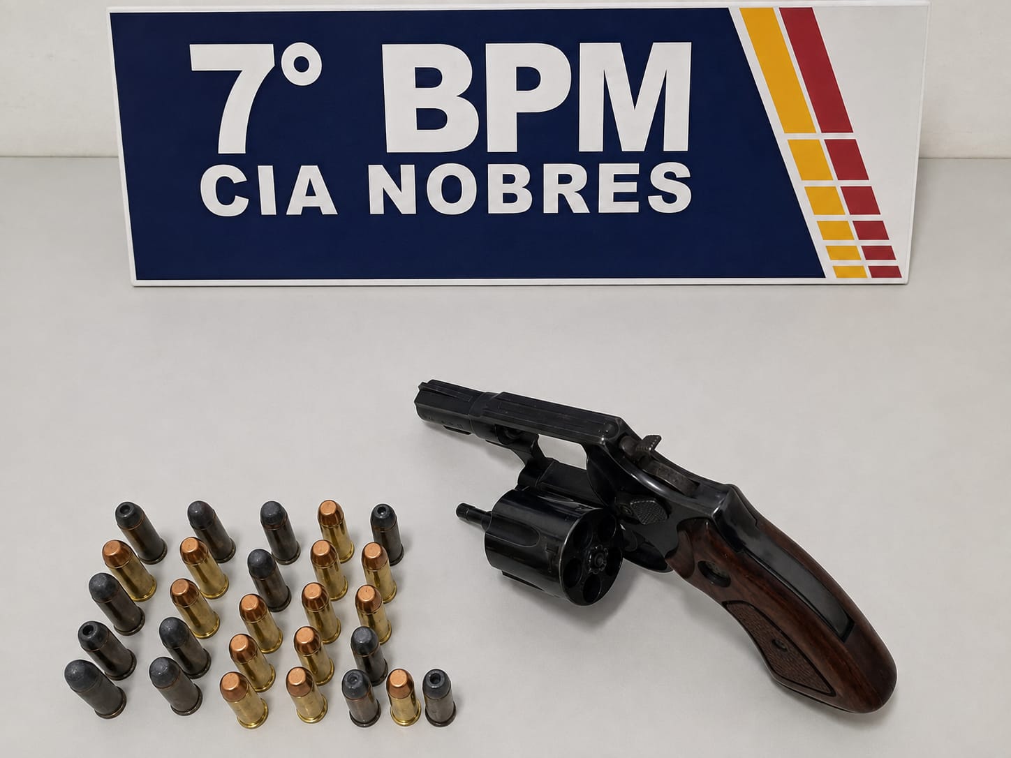 Homem é preso com revólver e 27 munições durante abordagem em conveniência de Nobres