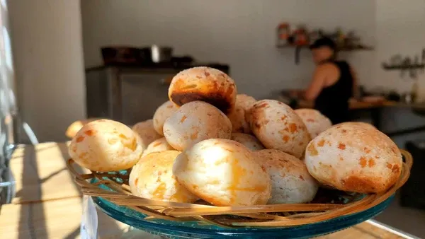 Pão de queijo ganha novos sabores e formatos