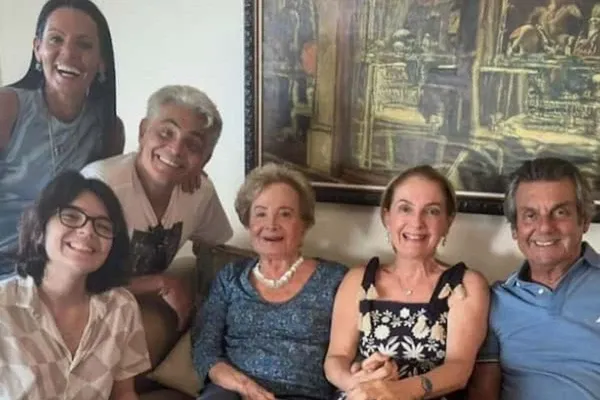 Família de Glória Menezes reúne três filhos