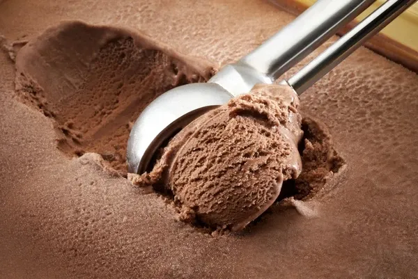 Sorvete de chocolate fácil leva só 3 ingredientes