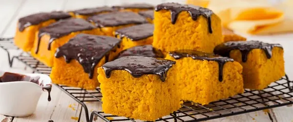 Bolo de cenoura fit leva chocolate e não tem açúcar