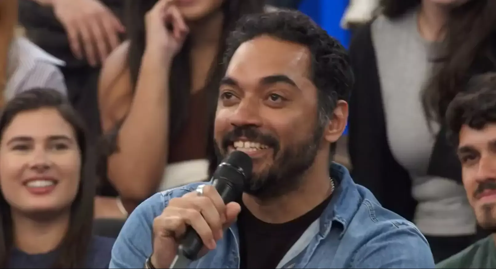 Thomás Aquino corrige Serginho ao vivo no Altas Horas