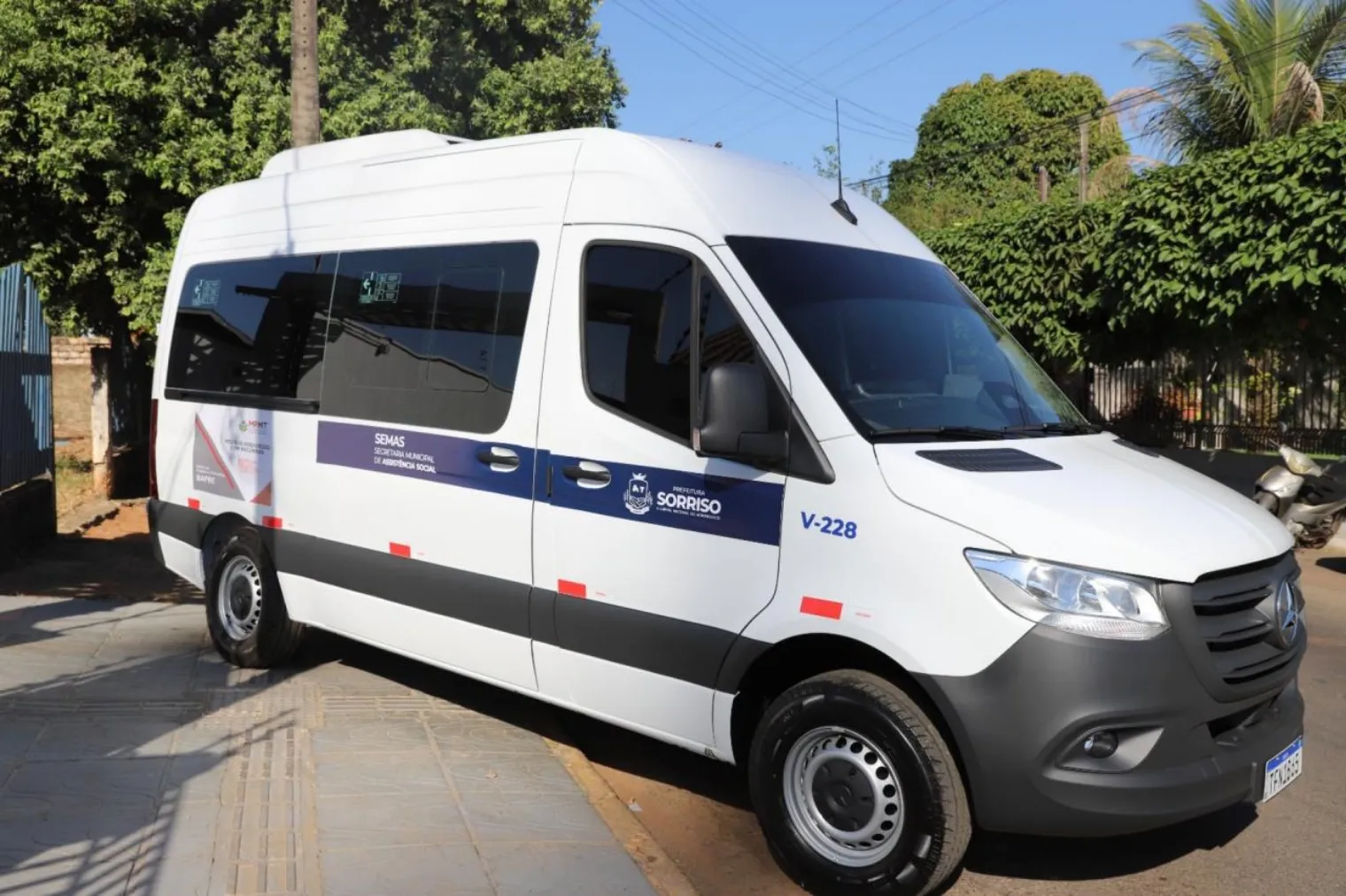 Lar Bem Viver ganha van adaptada de R$ 390 mil para transporte de idosos em Sorriso