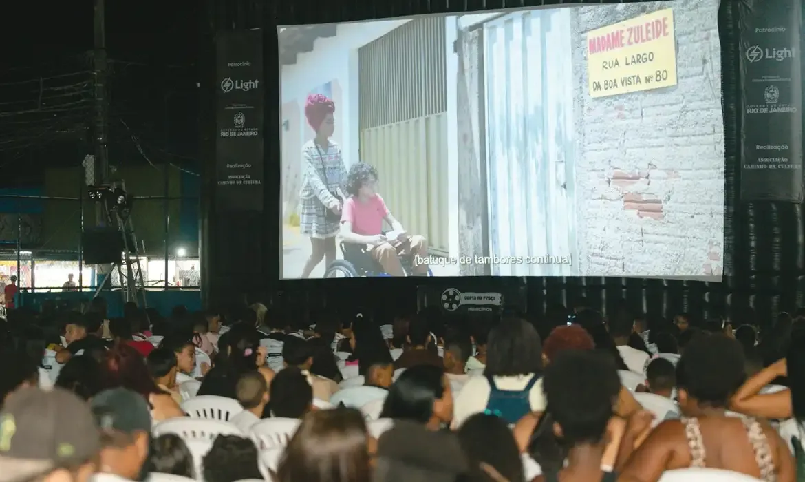 Cinema gratuito chega a bairros do Rio de Janeiro