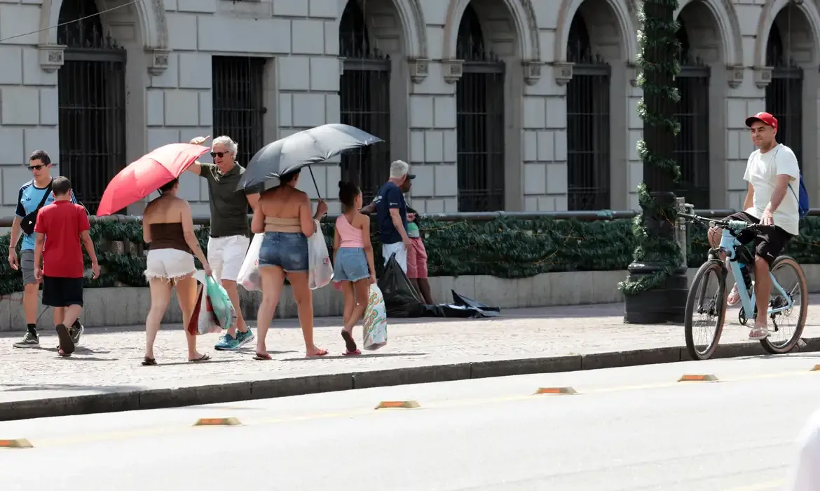 Calor eleva temperaturas em grande parte do país